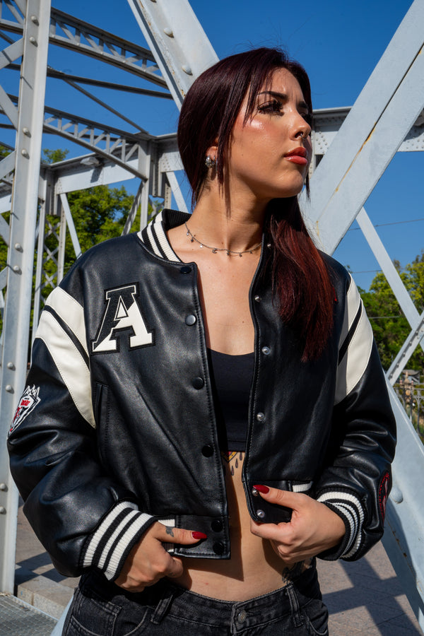 Cazadora polipiel bordada