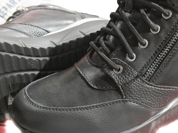 Botines negros con cordoneras