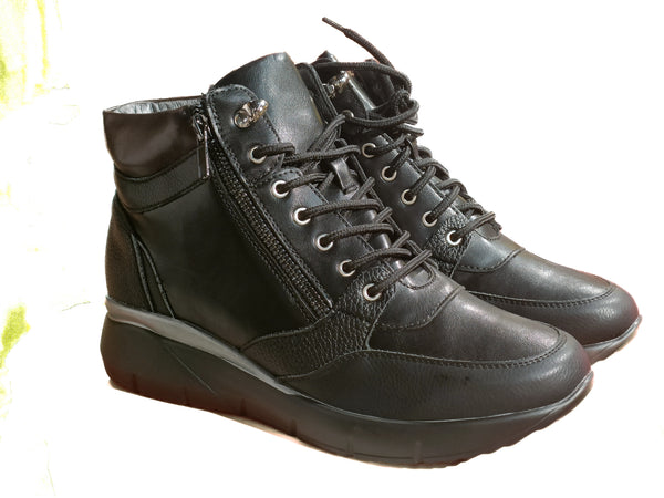 Botines negros con cordoneras