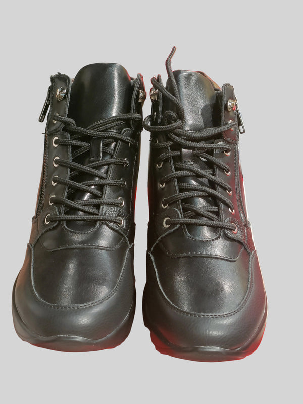 Botines negros con cordoneras