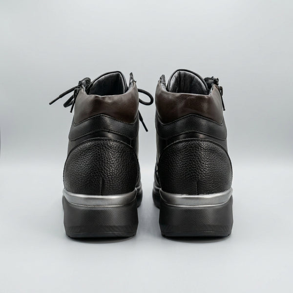 Botines negros con cordoneras