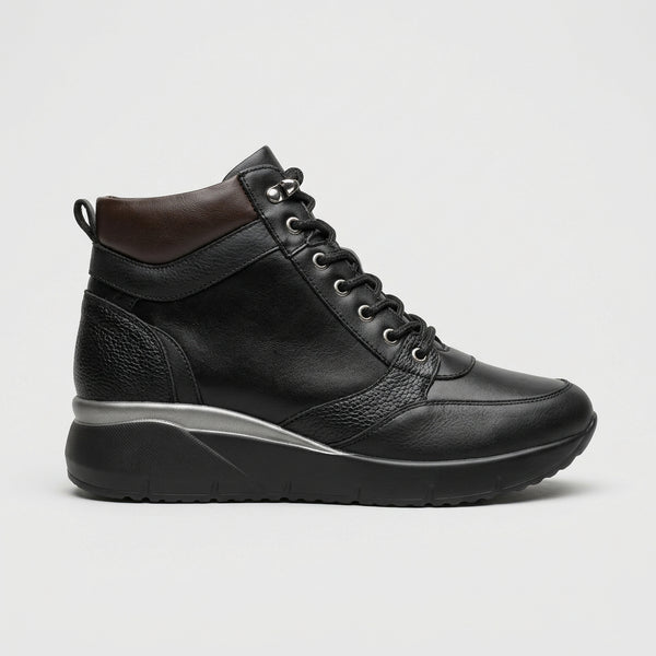 Botines negros con cordoneras