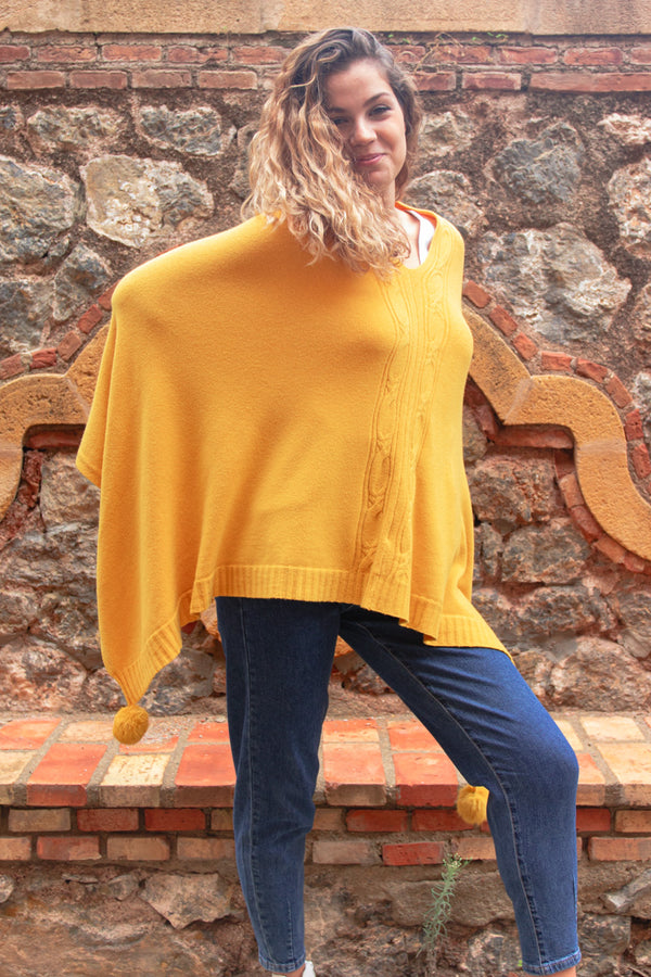 Poncho con borlas