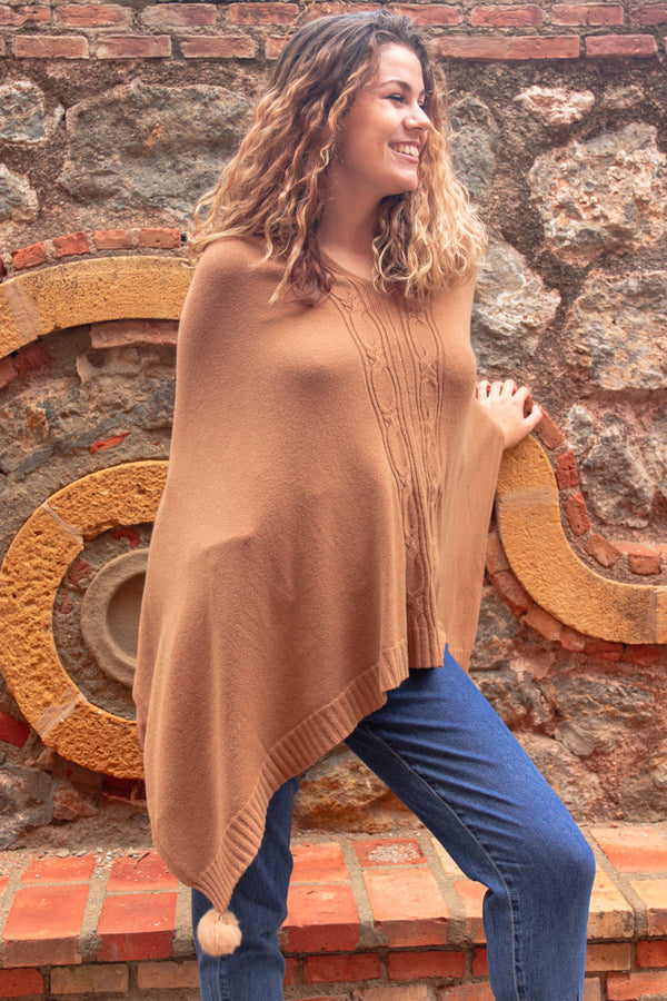 Poncho con borlas