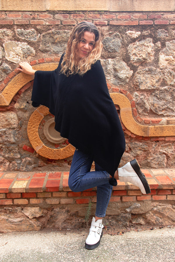 Poncho con borlas